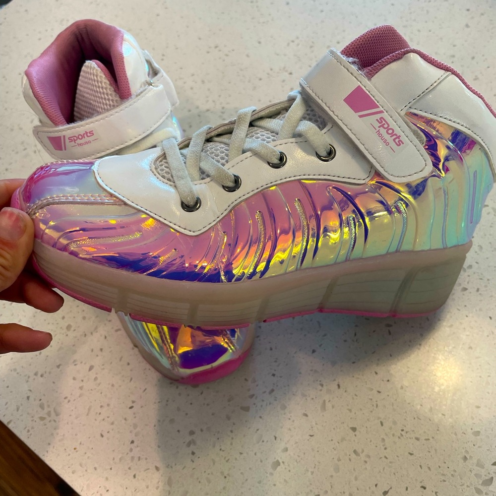 girls Heelys shiny pink high top great condition. size 6 1/2 small women’s shoe